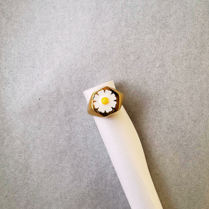 The Daisy Ring - Size 8